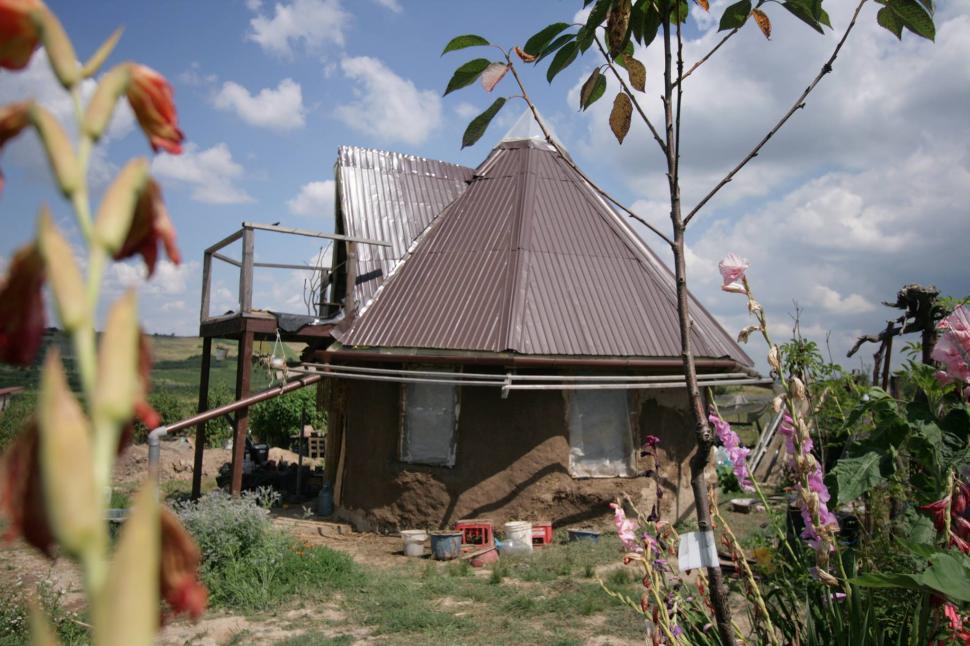 Cum arată casa de 3.500 de euro ridicată de doi actori care au refuzat să-şi facă credit la bancă 412697