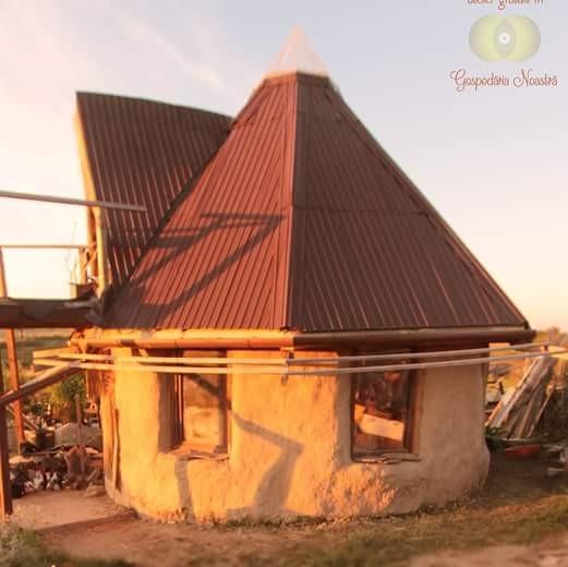 Cum arată casa de 3.500 de euro ridicată de doi actori care au refuzat să-şi facă credit la bancă 412698