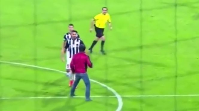 Un fotbalist român s-a luat la bătaie cu un suporter, pe teren - VIDEO