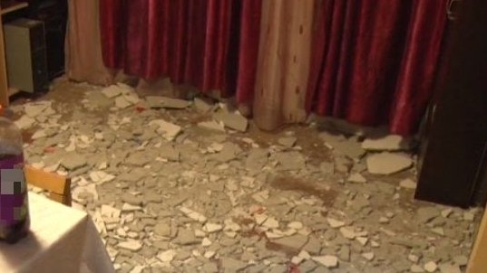 Copil în stare gravă după ce tavanul unei încăperi a căzut el. Părinţii au sunat imediat la 112