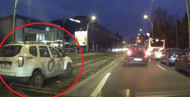 Un șofer a luat-o cu Duster-ul pe șinele de tramvai, în București. Cei care l-au filmat au râs cu lacrimi. Ce a urmat - VIDEO