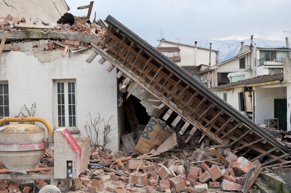 Cutremur devastator. Clădiri prăbușite peste oameni: „E un dezastru”. Vezi imagini LIVE din Italia