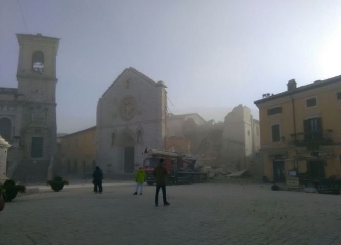 Martori: Mai multe clădiri, inclusiv două biserici, s-au prăbuşit peste oameni în urma cutremurului