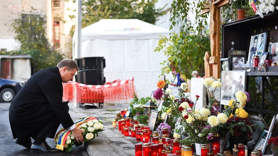 Președintele Iohannis a depus o coroană de flori la clubul Colectiv, la un an de la tragedie