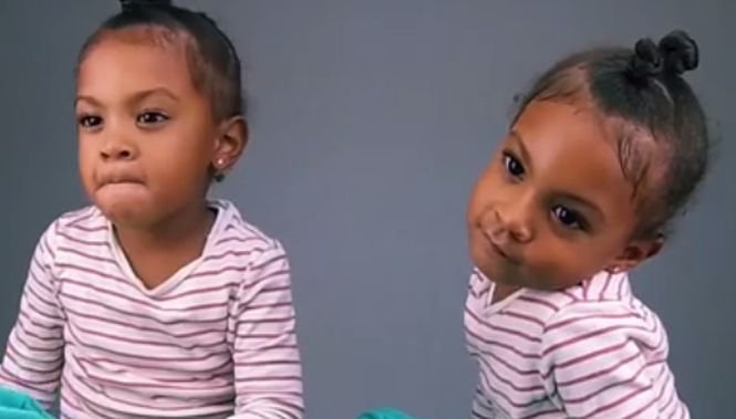 Ce face o fetiță de trei ani când află că sora ei geamănă este cu un minut mai mare. E noul viral de pe net -VIDEO