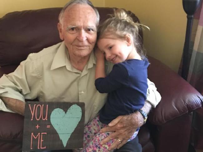 Era ziua ei de naștere și a plecat cu mama ei la magazin. Acolo, fetița a văzut un bătrân. „Mă simțeam pierdut, dar ea a reușit să schimbe totul” 413515