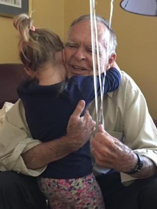 Era ziua ei de naștere și a plecat cu mama ei la magazin. Acolo, fetița a văzut un bătrân. „Mă simțeam pierdut, dar ea a reușit să schimbe totul” 413516