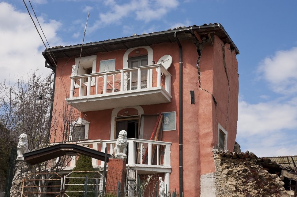 Premierul italian Matteo Renzi face promisiuni: „Vom reconstrui totul!”