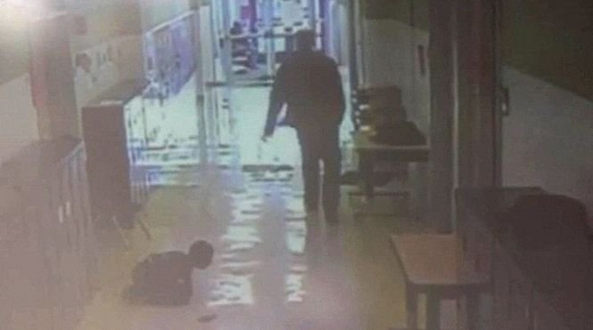 Scene șocante pe holurile unei școli. Ce i-a făcut un bărbat copilului căzut pe jos. Totul a fost surprins de camerele de supraveghere