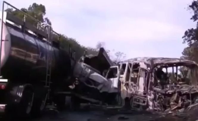 Carnagiu pe o șosea din Brazilia. Cel puțin 20 de oameni au murit după ce un autobuz s-a ciocnit cu o autocisternă