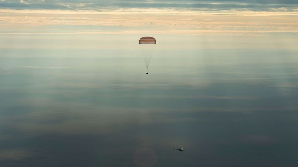 NASA, imagini incredibile cu momentul în care trei astronauți se întorc pe Pământ, după 115 zile petrecute în spațiu