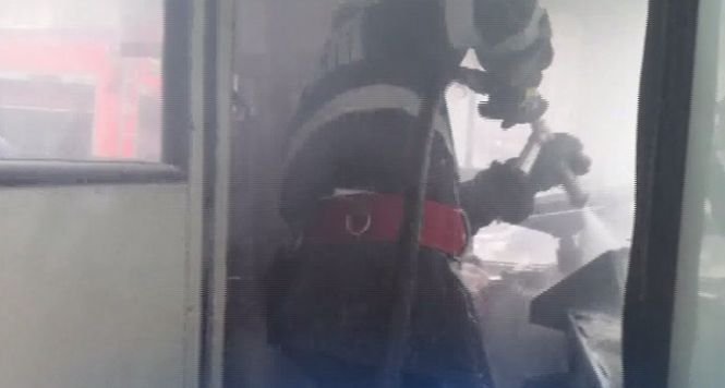 Un troleibuz cu călători a luat foc în mers - VIDEO