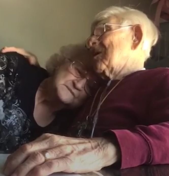 Un cântec și o îmbrățișare, după 70 de ani împreună. Ce s-a întâmplat cu bătrânul la puțin timp după filmarea acestor imagini