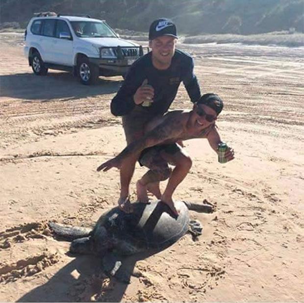 Au făcut o fotografie crezând că vor fi admiraţi. Acum riscă o amendă usturătoare, după ce imaginea a devenit virală 414030