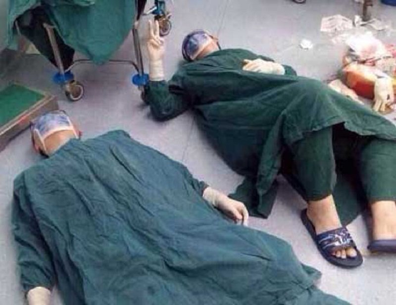 Doi chirurgi sunt întinşi pe podea chiar în sala de operaţie. Povestea cutremurătoare din spatele acestei fotografii - FOTO
