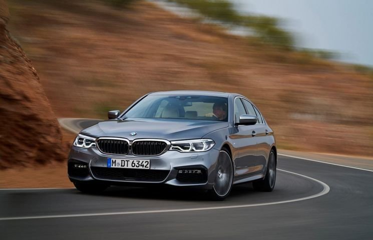 Este cel mai avansat model de la BMW. Ce noutăți aduce Seria 5 în 2017