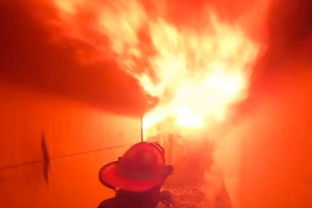 Imagini incredibile. Iată ce vede un pompier când ajunge la locul unui incendiu masiv VIDEO