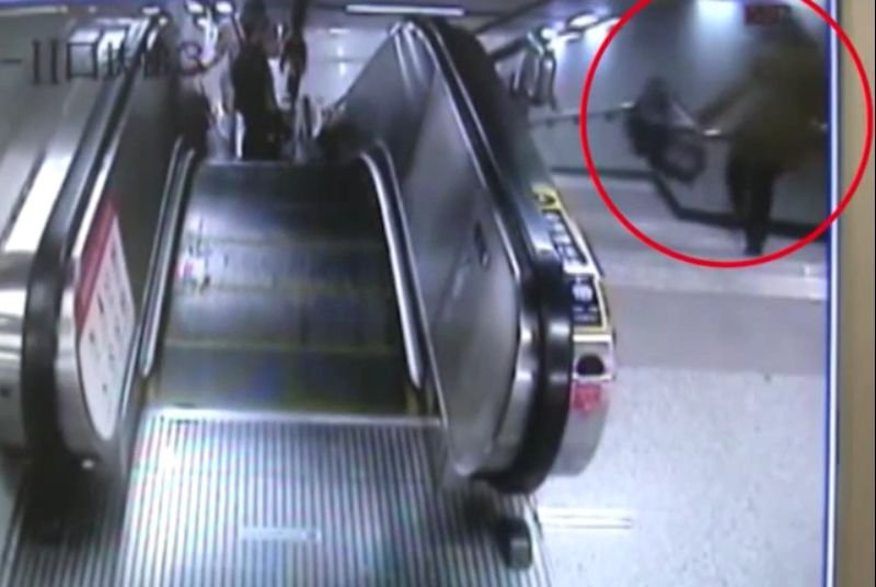 A căzut pe treptele de la metrou, dar ce a făcut când a ajuns la baza scărilor i-a șocat pe toți