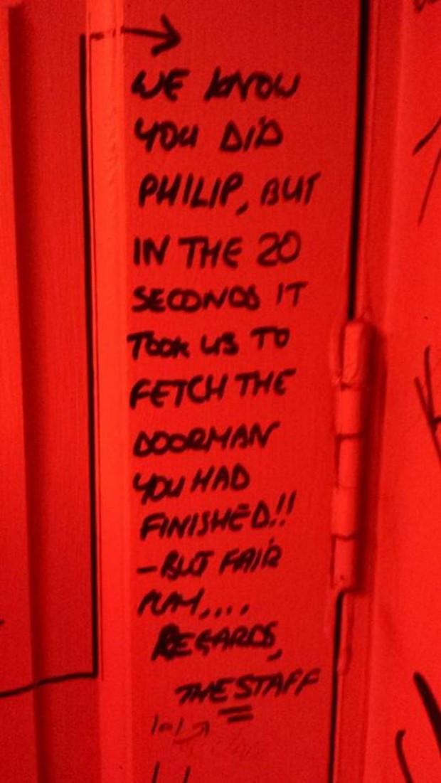 A trăit momente intense în toaleta unui bar și a vrut să se laude, dar totul s-a întors împotriva lui. Cum i-au răspuns angajații e umilitor 414185