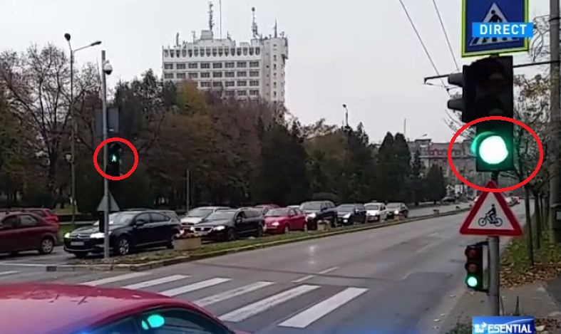 Doar în România: Un semafor din Timișoara arată aceeași culoare și pentru pietoni și pentru șoferi, în același timp