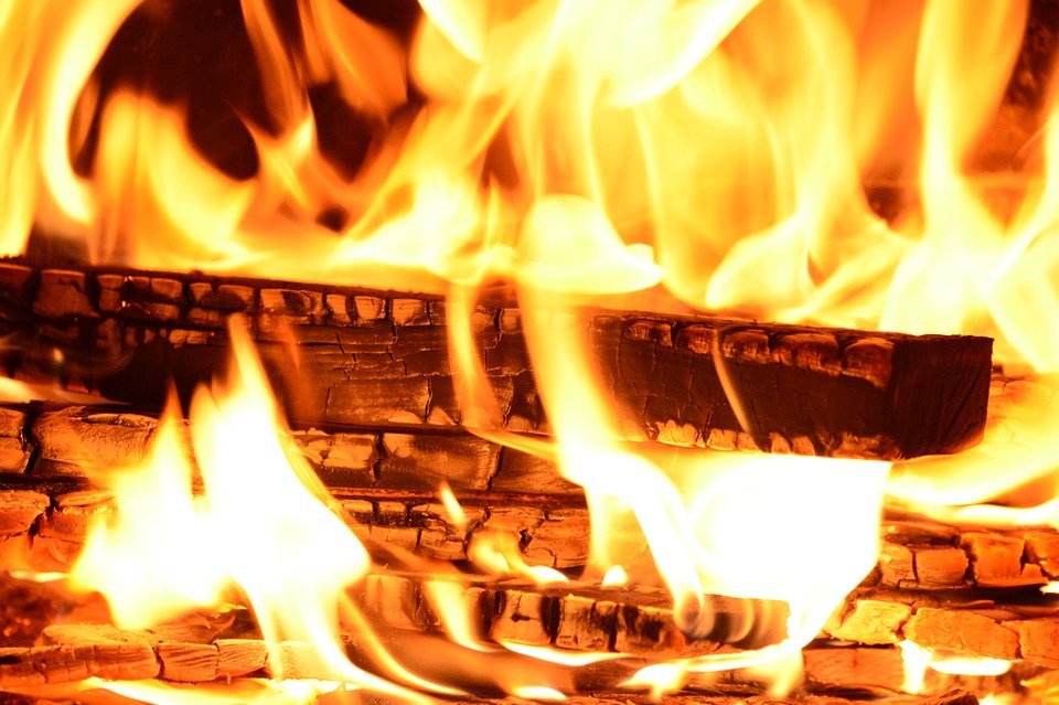 Moarte cumplită pentru un român! A ars de viu într-un incendiu izbucnit într-o tabără de romi din orașul italian Roma