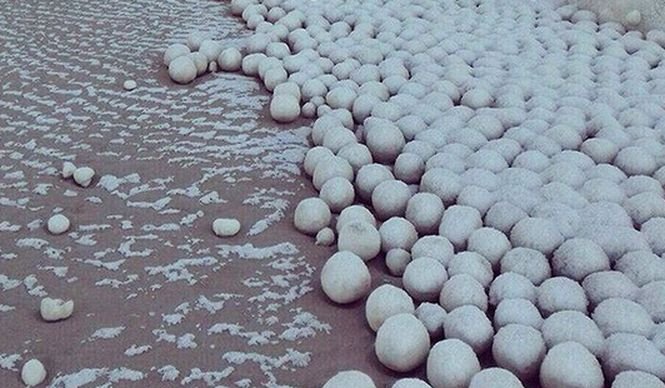 Fenomen extrem de ciudat. Oamenii s-au trezit cu mii de bulgări uriași de zăpadă pe malul unui râu