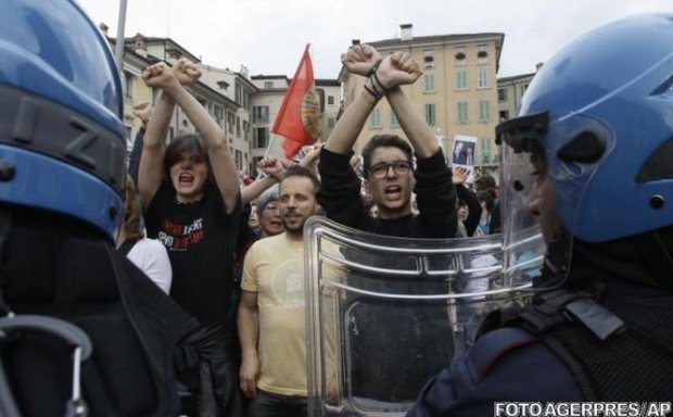 Proteste violente la Florența. Oamenii au încercat să intre în clădirea în care se afla premierul Matteo Renzi