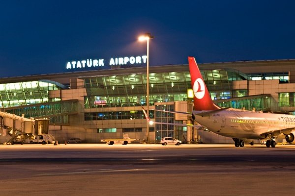Focuri de armă pe aeroportul Ataturk din Istanbul