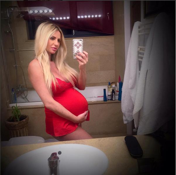 Andreea Bănică s-a pozat în lenjerie intimă, deşi este însărcinată în luna a noua! Cum arată cântăreaţa 414879