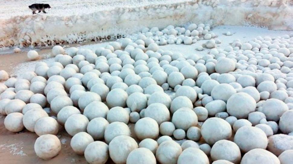 Fenomen extrem de rar în Rusia. Ce a apărut la malul unei ape (Foto) 414836