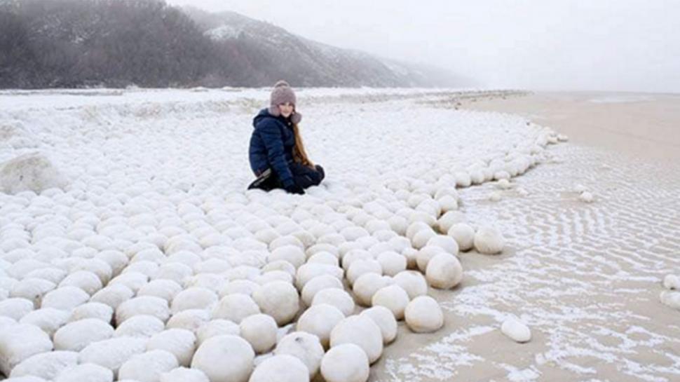 Fenomen extrem de rar în Rusia. Ce a apărut la malul unei ape (Foto) 414837