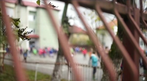 Imagini şocante filmate într-o şcoală din Baia Mare. O elevă de 14 ani își lovește colega de clasă până o lasă la podea