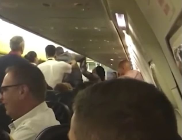 Incident violent într-un avion de pasageri, la 9.000 de metri altitudine. Pilotul a cerut aterizarea de urgență - VIDEO