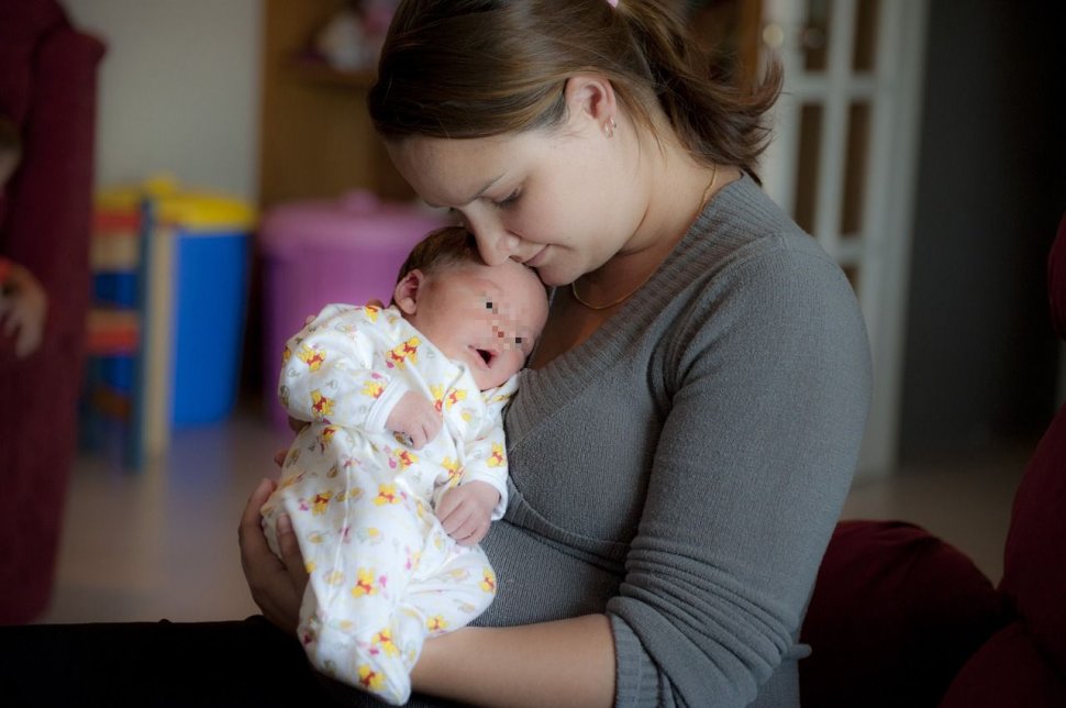Anunț important pentru mamele din România! Klaus Iohannis a promulgat legea care reglementează marketingul înlocuitorilor laptelui matern