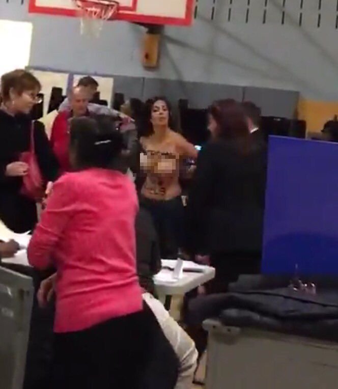 ALEGERI SUA. Două femei cu sânii dezgoliți au protestat într-o secție de vot. Ce mesaj aveau pentru Trump