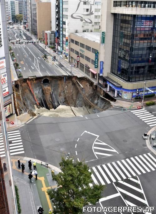 Surpare masivă de teren, în Japonia. Mai multe clădiri sunt în pericol de prăbușire. Imagini terifiante!