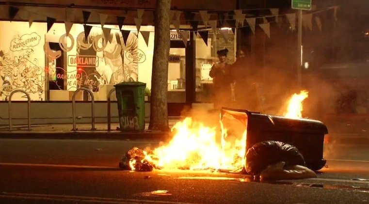 Ce se întâmplă în SUA după victoria lui Donald Trump. Sute de protestatari au ieșit pe străzi, au incendiat gunoaie și au distrus vitrinele mai multor magazine - VIDEO
