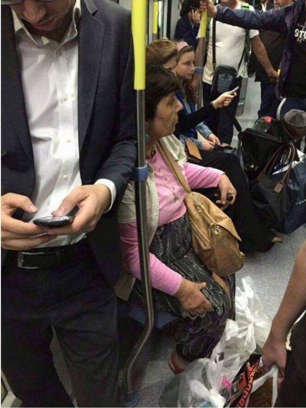 Cum a apărut o femeie la metrou. Toți călătorii s-au oprit să facă poze