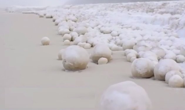 Fenomen îngrijorător: ce prevestesc aceste mingi ciudate de gheață - VIDEO 