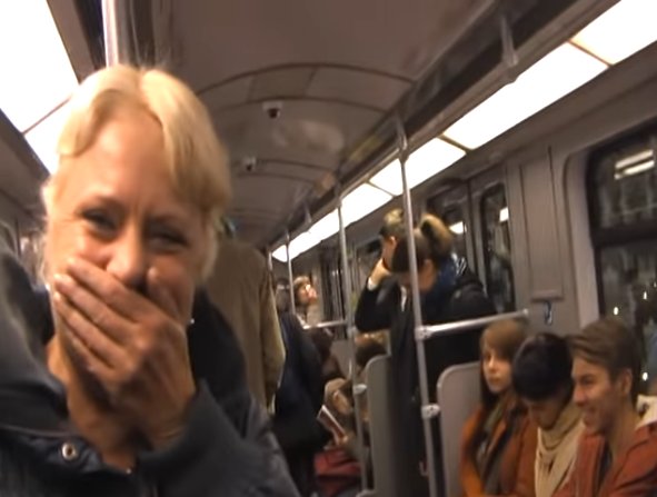 Această doamnă a început să râdă în metrou. În scurt timp tot trenul s-a transformat în casă de nebuni - VIDEO 