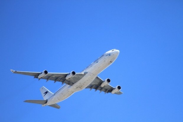 Alertă cu bombă! Un avion de pasageri a fost evacuat în stare de urgenţă 
