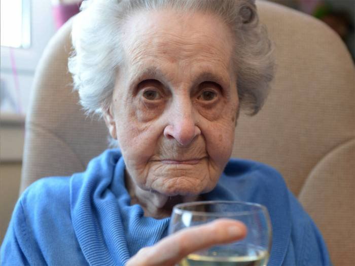 Femeia asta are 102 ani, fumeaza 20 de tigari si bea vin in fiecare zi! Uite care este secretul longevitatii sale!