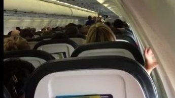 Momente tensionate într-o aeronavă, după ce doi pasageri s-au luat la ceartă din cauza lui Donald Trump. Mesajul pilotului e noul viral pe Facebook 