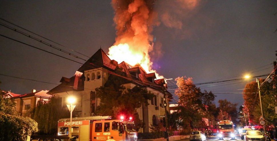 Incendiu puternic în București. Mai multe case au fost cuprinse de flăcări