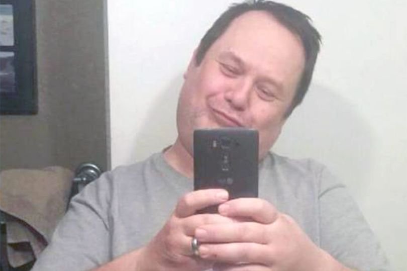 Ce s-a întâmplat după ce un tată a început să parodieze selfie-urile fiicei lui pe Instagram. Nimeni nu se aștepta la o asemenea reacție