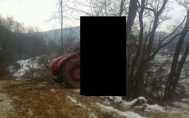 Cum și-a „parcat“ tractorul un șofer din Alba. Imaginea a devenit virală pe Internet