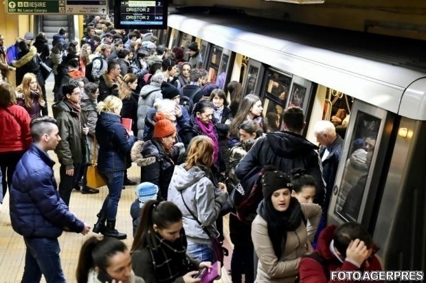 Metrourile circulă cu viteză redusă la Piaţa Romană. Motivul este halucinant 