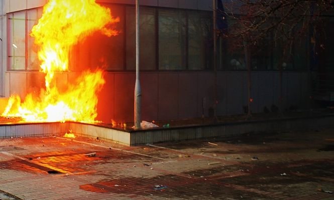 Protest mortal în Vâlcea. Un bărbat și-a dat foc în fața unei primării