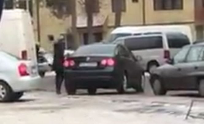 Imagini halucinante filmate în România. Ce a fost în stare să facă această șoferiță. S-a dat jos din mașină și... 