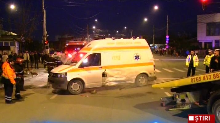 Accident teribil la Bârlad. O ambulanţă aflată în misiune a fost răsturnată, după coliziunea cu un autoturism